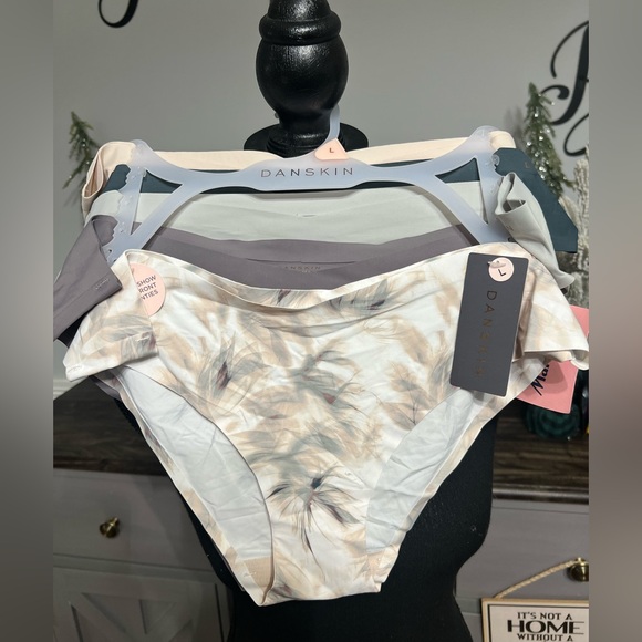 NWT-Danskin 5 Pairs of  V-Front Panties - Picture 1 of 7